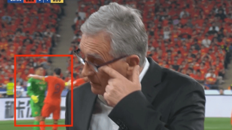 支棱起来！王大雷黄油手失误送礼后，张玉宁拥抱给前者鼓劲