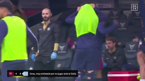 jiuyou入口-不满！法蒂热身但未能登场，扔掉背心并踢了一脚箱子